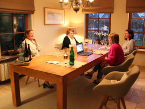 De maidenspeech van Brigitte en in kleine groepjes bijpraten