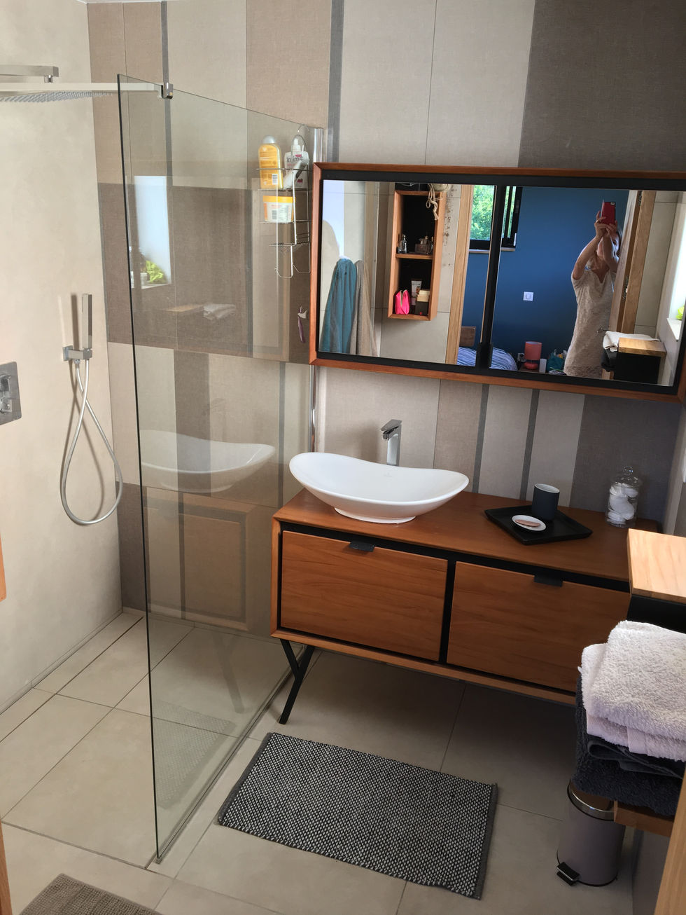 Rénovation de salle de bain moderne avec trois type de carrelages colorés, douche à l'italienne effet pluie.