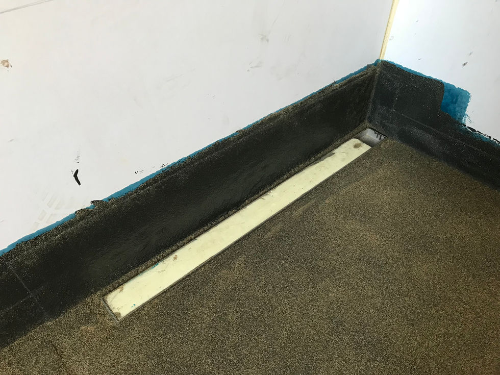 Revêtement de sol en résine sous parquet et carrelage dans une salle de bain pour une étanchéité optimale.