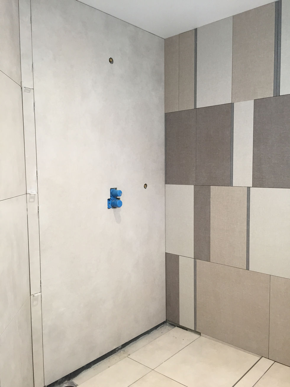Pose carrelage dans une douche à l'italienne.
