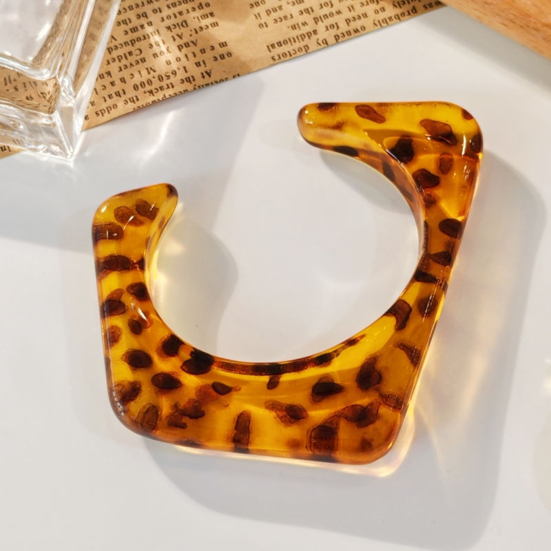 Retro Leopard Resin Bangle