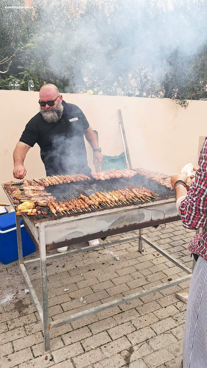 Man tackar inte nej till Souvlaki i Gyrosbröd med tillbehör, och en go kall till det.