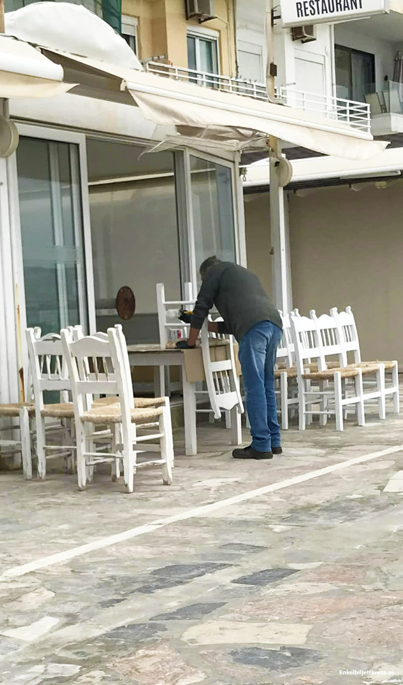 Knappt två veckor kvar innan första laddningarna med turister kommer, allt ska bli klart i tid (Ierapetra)