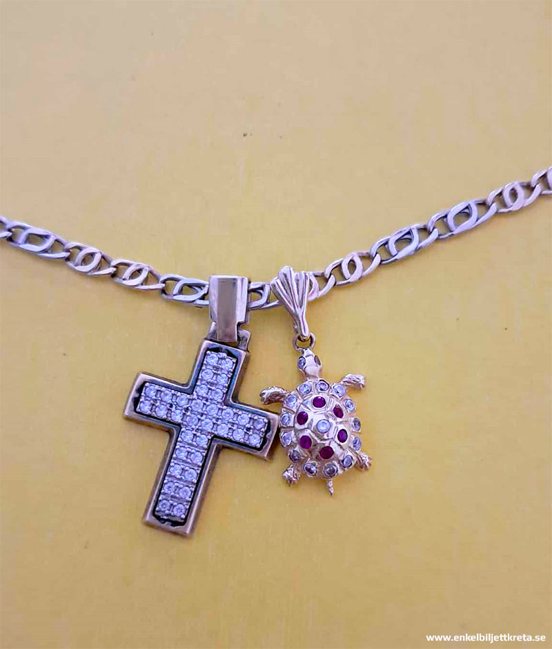 Det sista i smycken jag fortfarande har kvar - Mitt halsband med kors och Mias favorit, Sköldpaddan...