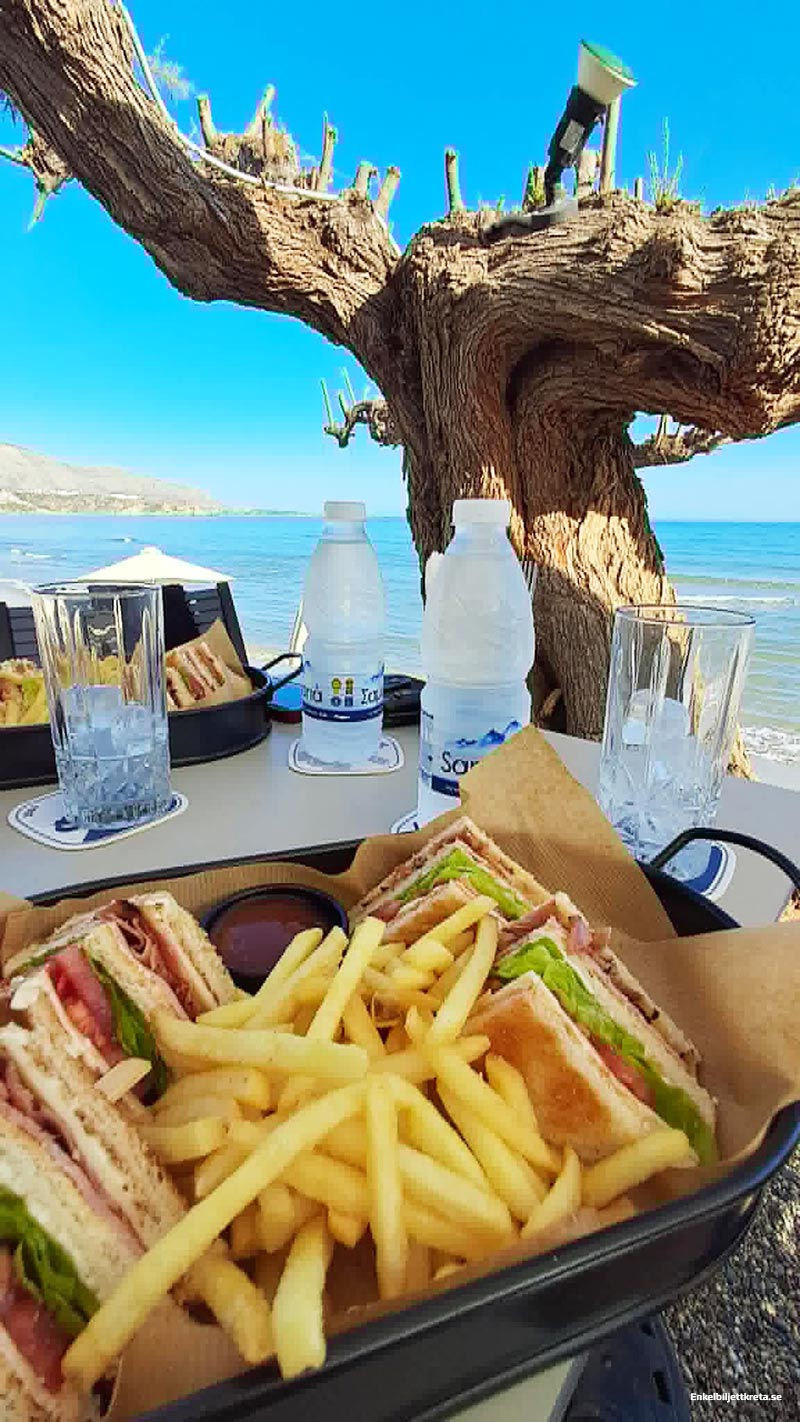 Man tackar aldrig 'Nej' till att bli bjuden på lunch (Revans Bar, Makrigialos).
