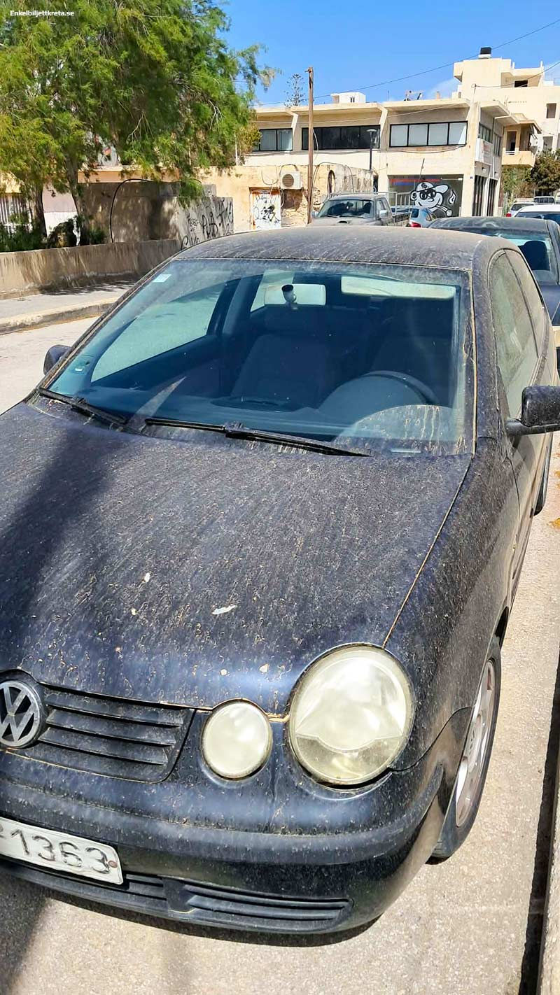 Kvarvarande otvättad bil med damm från Sahara vindarna..