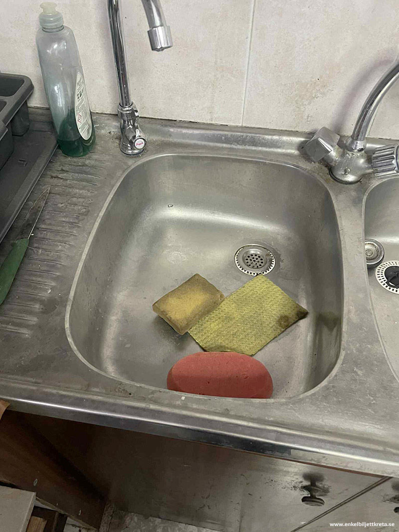 En del av skiten man lämnar efter sig. Man ser mycket som hyresgäst i Grekland, om inget annat när man ska bo i råtthål där råttfolk bott innan (Fy fan vilka skitiga människor det finns!).
