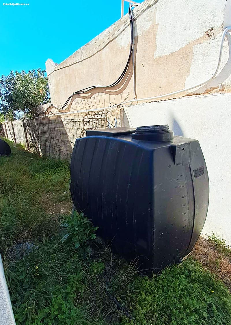 Den gamla cisternen hissade jag ner och står nu som en trofé bakom huset. Får väl bli Kretas största dörrstopp, så den kommer till användning?