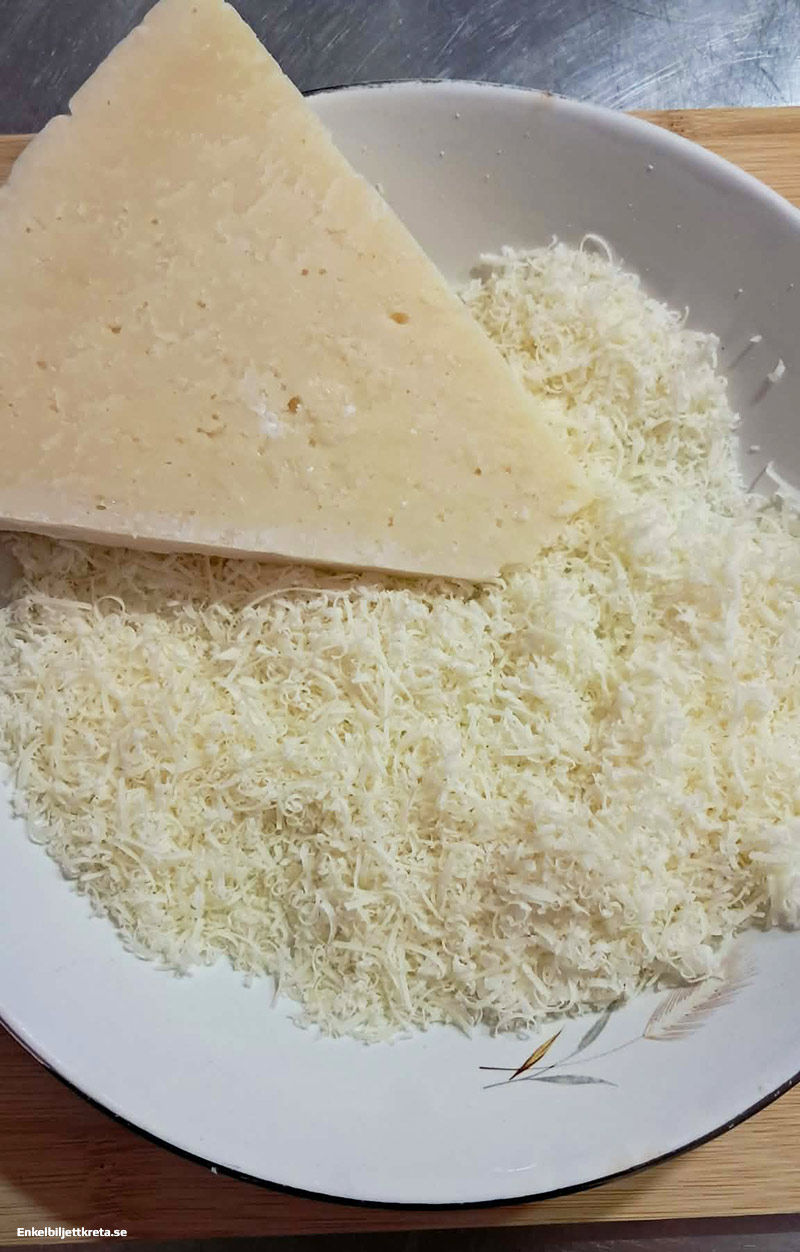 En lätt lagrad Pecorino gör susen i såsen..