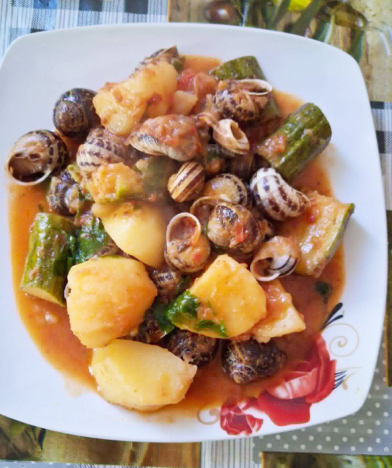 "Chochlioi me Patates" - Sniglar med potatis och Aguri i tomatsås..