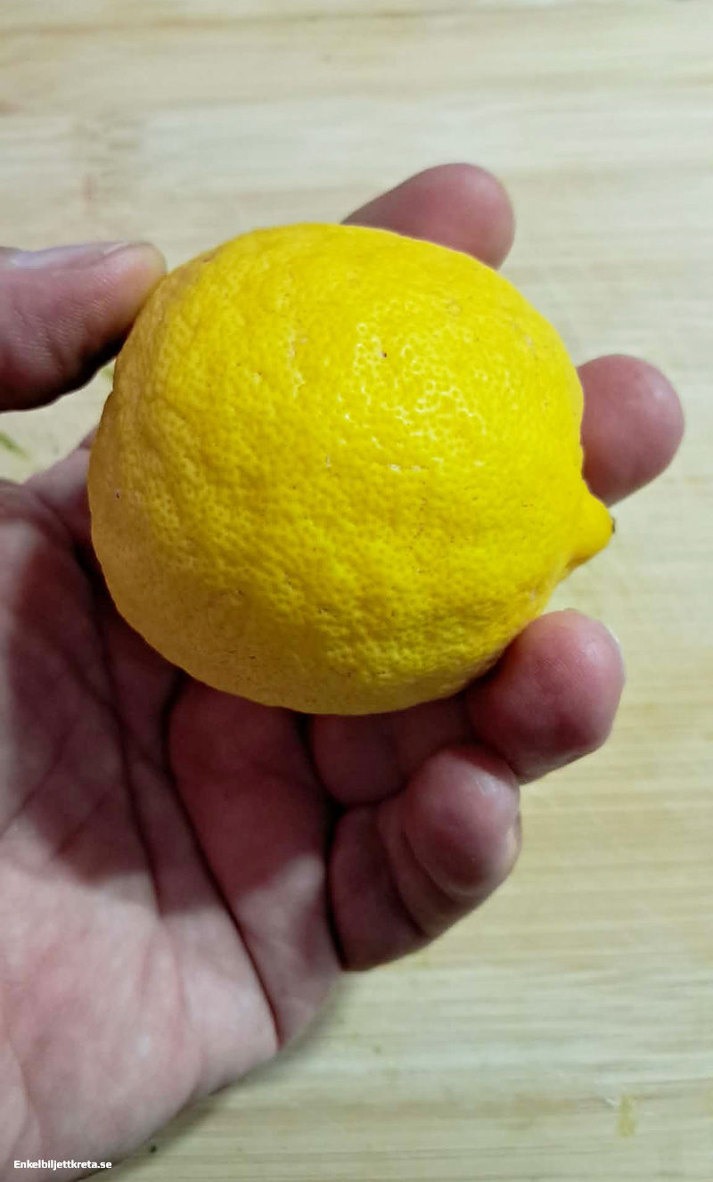 Lite riven citron i harmoni med sältan.