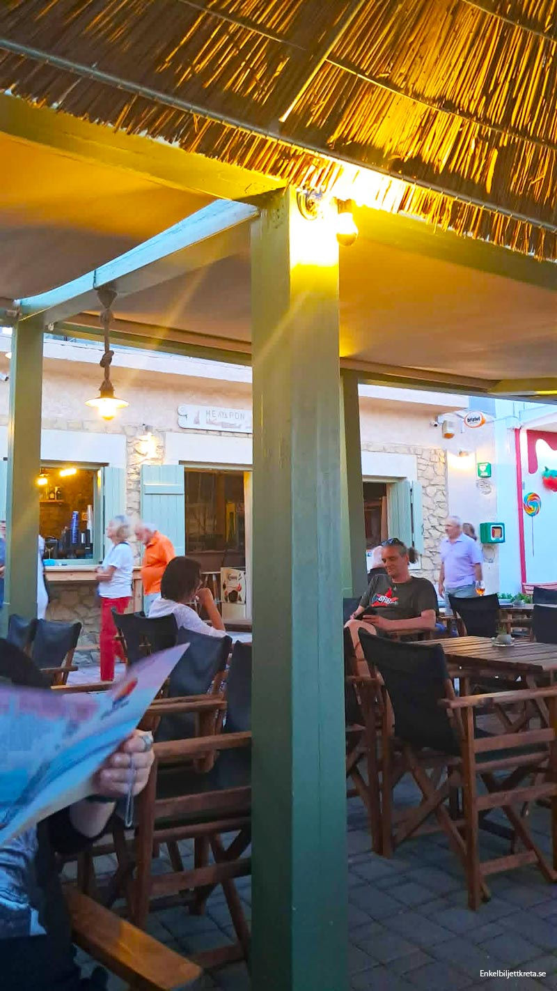 Oftast börjar det lugnt, sen tittar nytt sällskap in och sätter sig, och då... ja.. (Melydron Bar, Limanaki)