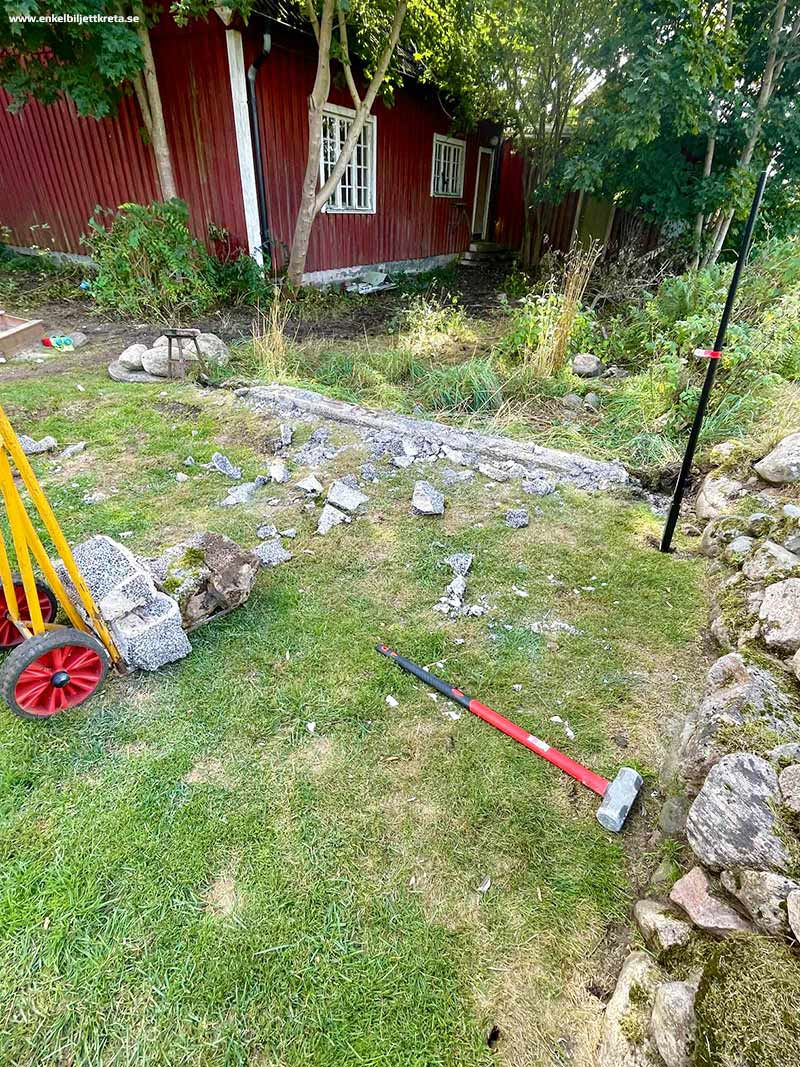 Lite avreagering och terapi hos lillebrorsan - Riva ner mur i trädgården...