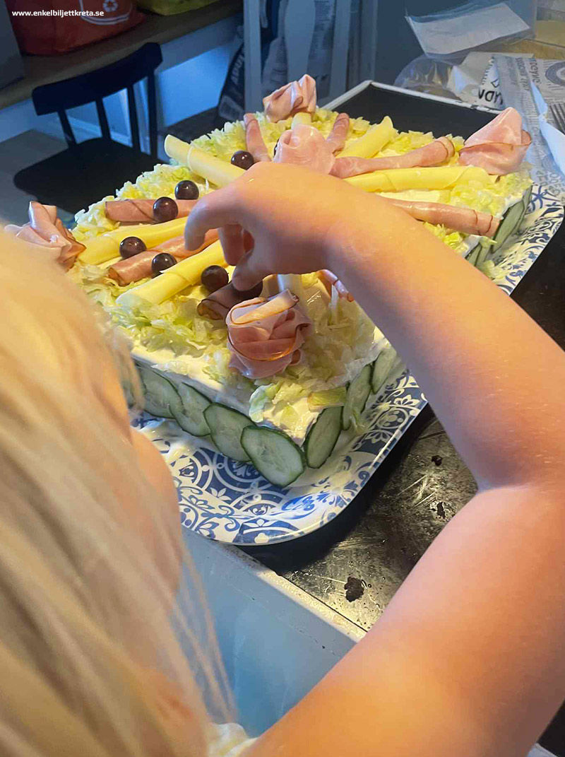 Amanda hjälper mamma med att fixa det sista på smörgåstårtan...