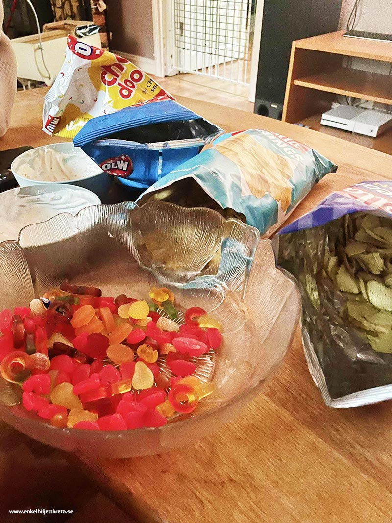 Det blir mycket godis och myskvällar, tror jag gått upp 10 kilo vid detta laget?