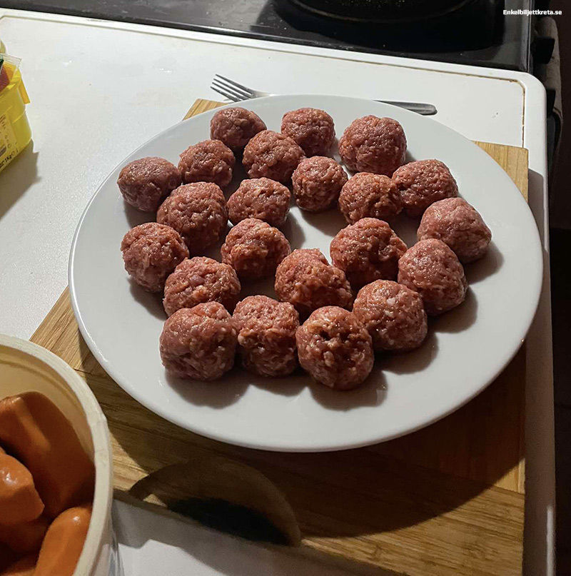 ...Prinskorvar och ny rullade köttbullar väntar på sin tur i stekpannan.