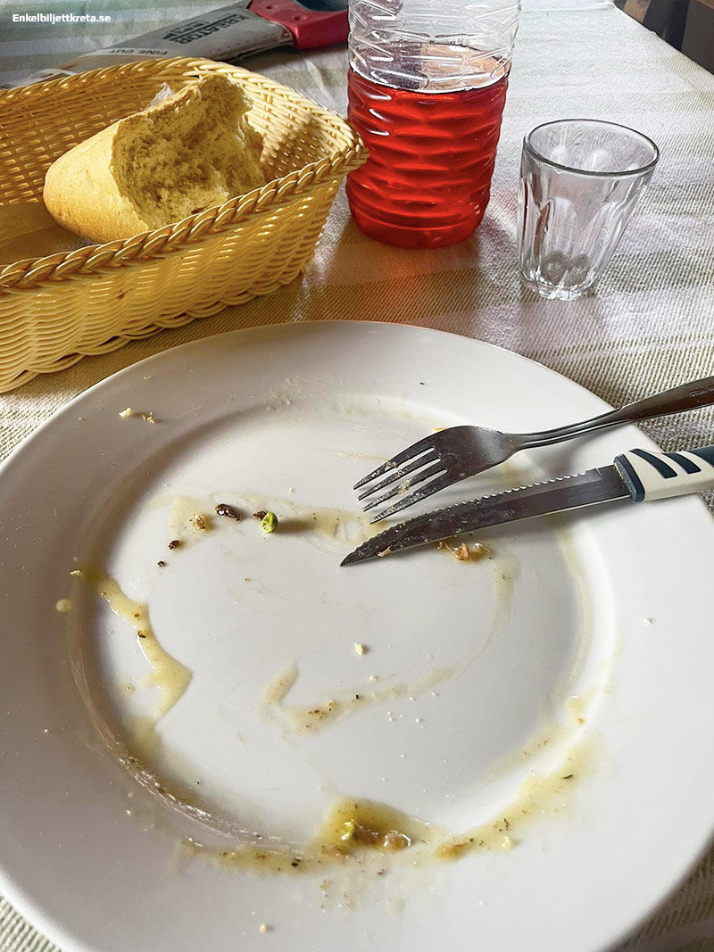 En och annan rätt åker ner i sin helhet, här med ett glas av årets röda Marouvas.