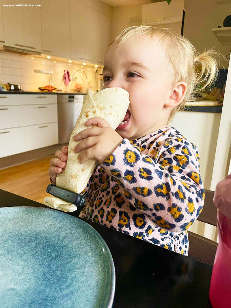 Morfars goa lilla Lo, här med en jätte-Taco...