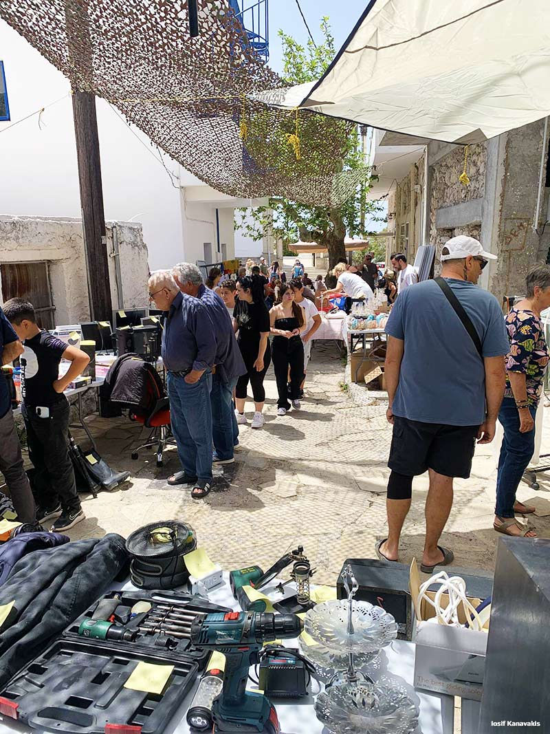 En mycket lyckad Söndag med Loppis uppe i lilla bergsbyn Agios Stefanos (Makry Gialos).