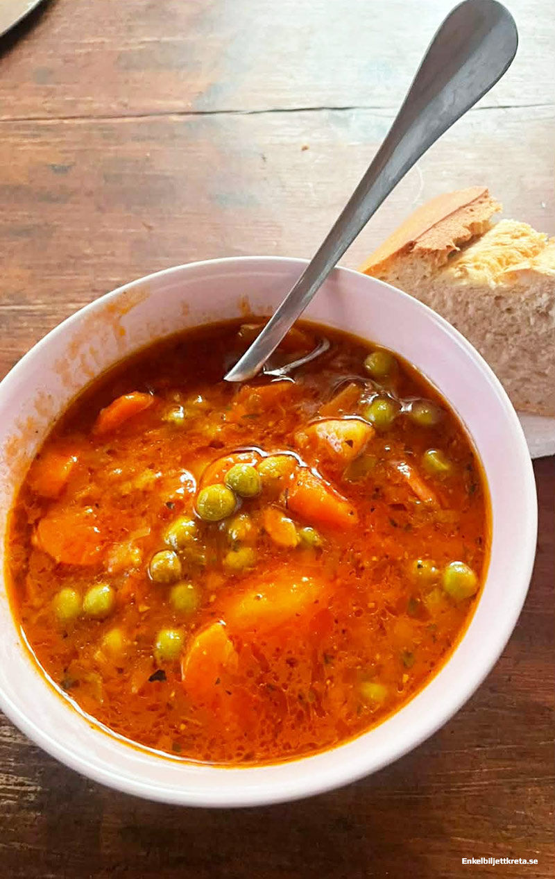 Vintergryta på kalvbuljong och rivna körsbärstomater, med Egyptisk potatis, morötter och gröna ärtor.