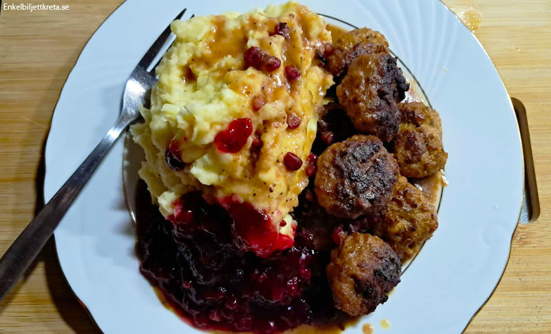 Hemlagade köttbullar, gräddsås, potatismos, lingon - *Tjoff! Så var tallriken tom...