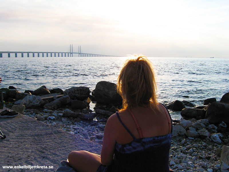 Mia njuter vid brofästet, Öresundsbron i Malmö. Med tankar kring vår framtid och om våra planer (2007)...