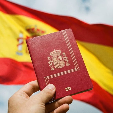 Pasaporte español con la bandera de España