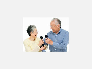 カラオケをする老夫婦