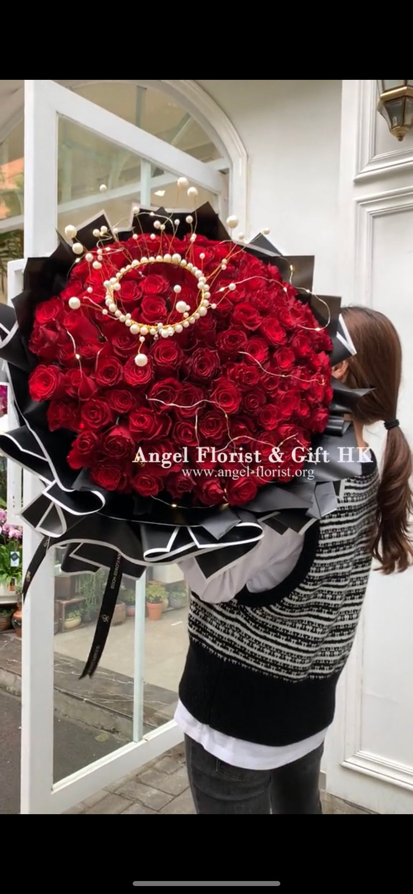 縮圖：A級多瓣 99枝紅玫瑰白珍珠皇冠LED燈飾花束 (#E023)