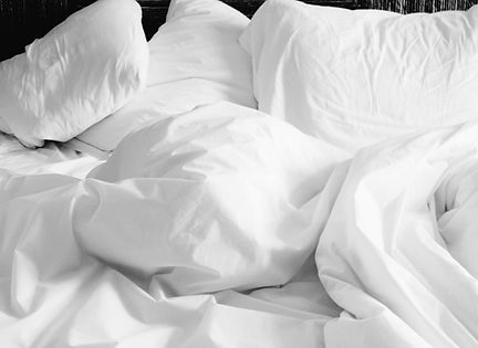 Ungemachtes weißes Bett