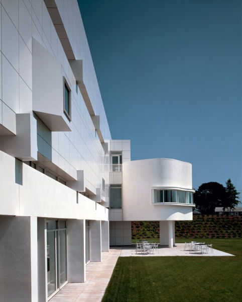 Richard-Meier-Swissair-North-American-Headquarters-tecnne-8-768x956.jpg