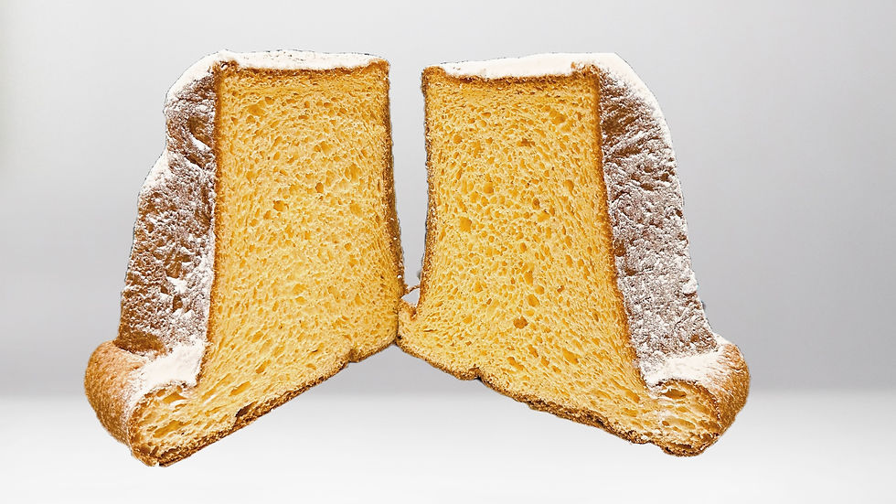 Pandoro spolverato e tagliato a metà