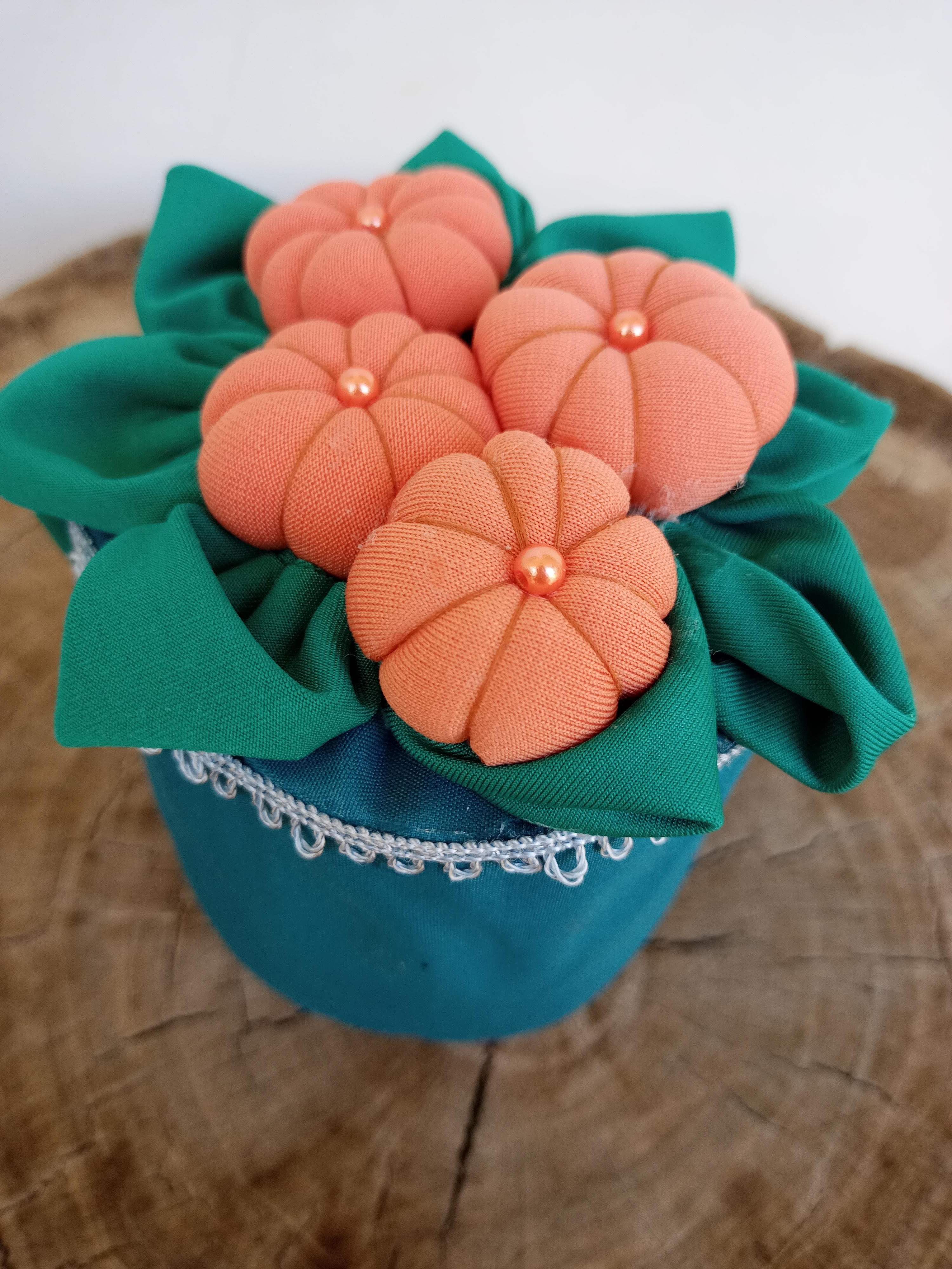 Peso de quatro flores laranja