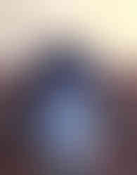 Cath en pantalon et tshirt noir montre Balasana de face