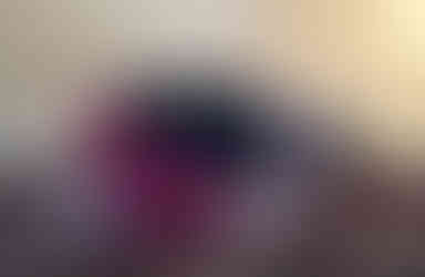 Serge en pantalon rouge et tshirt noir montre Balasana de profil les mains sous la tête