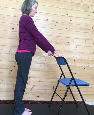 Cath devant la chaise en position de départ