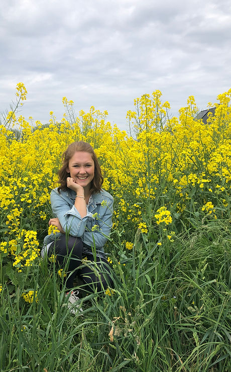 Frau im Blumenfeld