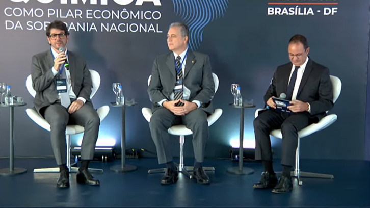 A partir da esquerda, André Passos Cordeiro (Abiquim), deputado federal Carlos Zarattini (PT-SP) e o mediador Paulo Silva Pinto (Poder 360). Crédito: Abiquim/Reprodução