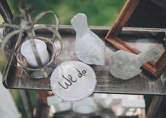 Détail de décoration de mariage avec assiette 'We do' - Rêve d'Or Wedding Planner Douro