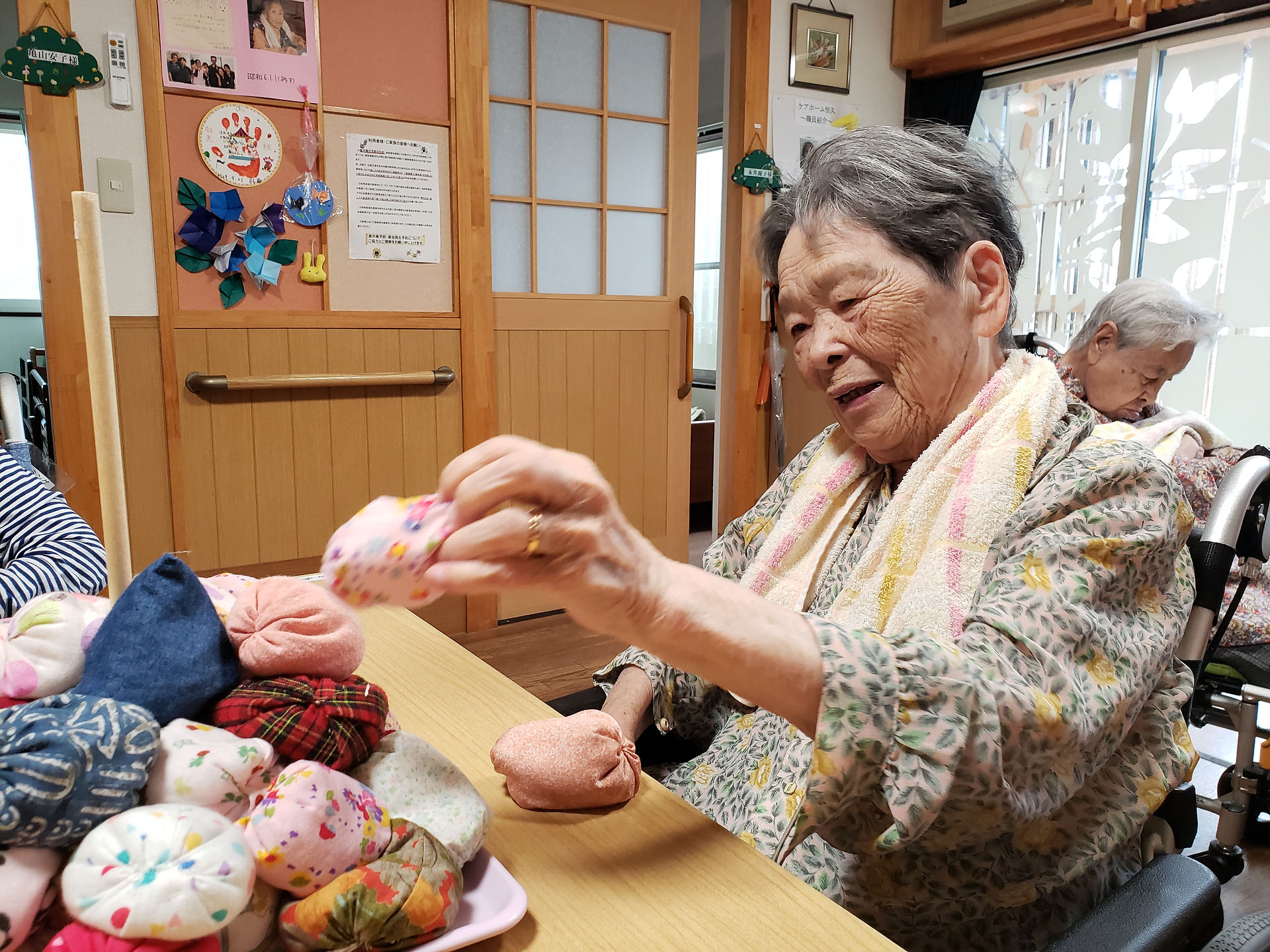 ケアホーム-おじゃみ倒しがブームです (4)