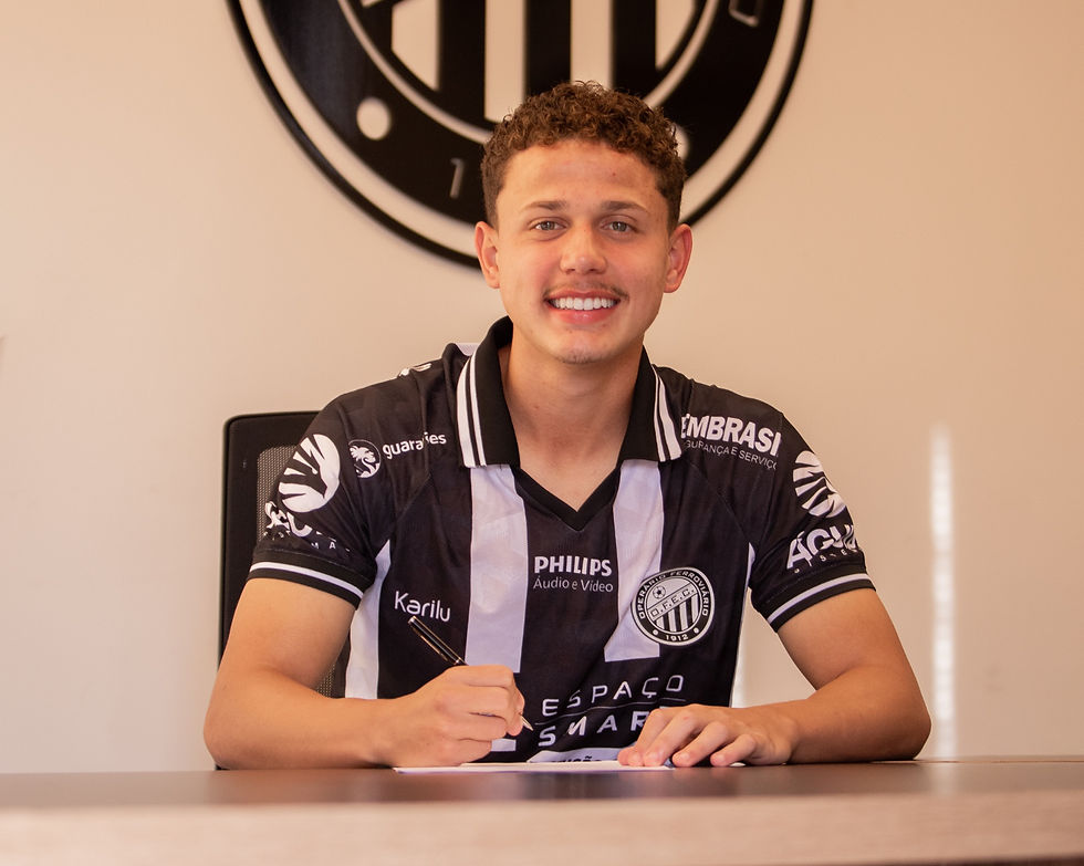 Leo Erig assina seu primeiro contrato profissional com o Fantasma