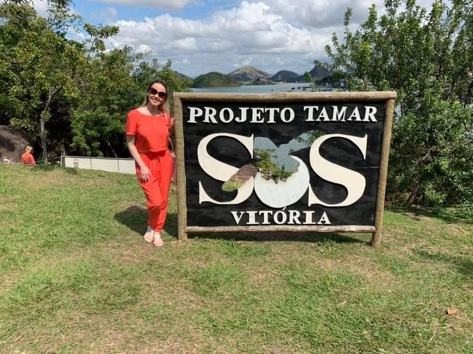 Essa jornalista em visita a uma das sedes do Projeto Tamar - Vitória/ ES
