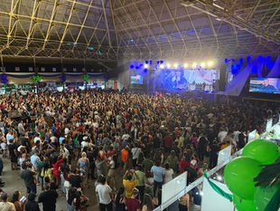 🍇🎶 Novo recorde: Gian & Giovani lota o Centro de Eventos no último dia da 43a Fesuva!