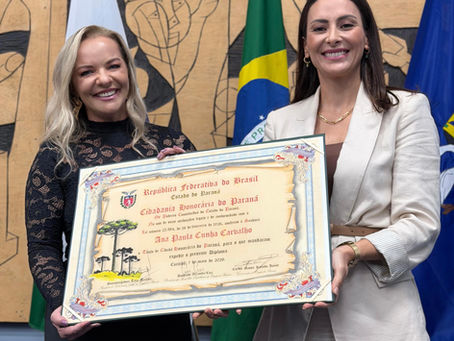 DRA ANA PAULA, DELEGADA DO NUCRIA RECEBE TÍTULO DE CIDADÃ HONORÁRIA DO PR PELAS MÃOS DE MABEL CANTO EM NOITE MARCADA POR HOMENAGENS E EMOÇÃO