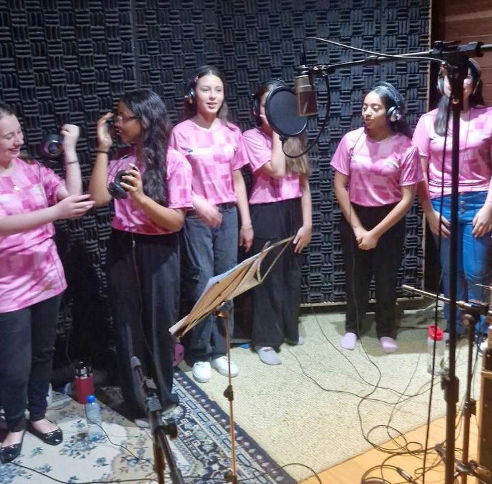 Meninas Cantoras gravam repertório inédito no estúdio do Conservatório Maestro Paulino