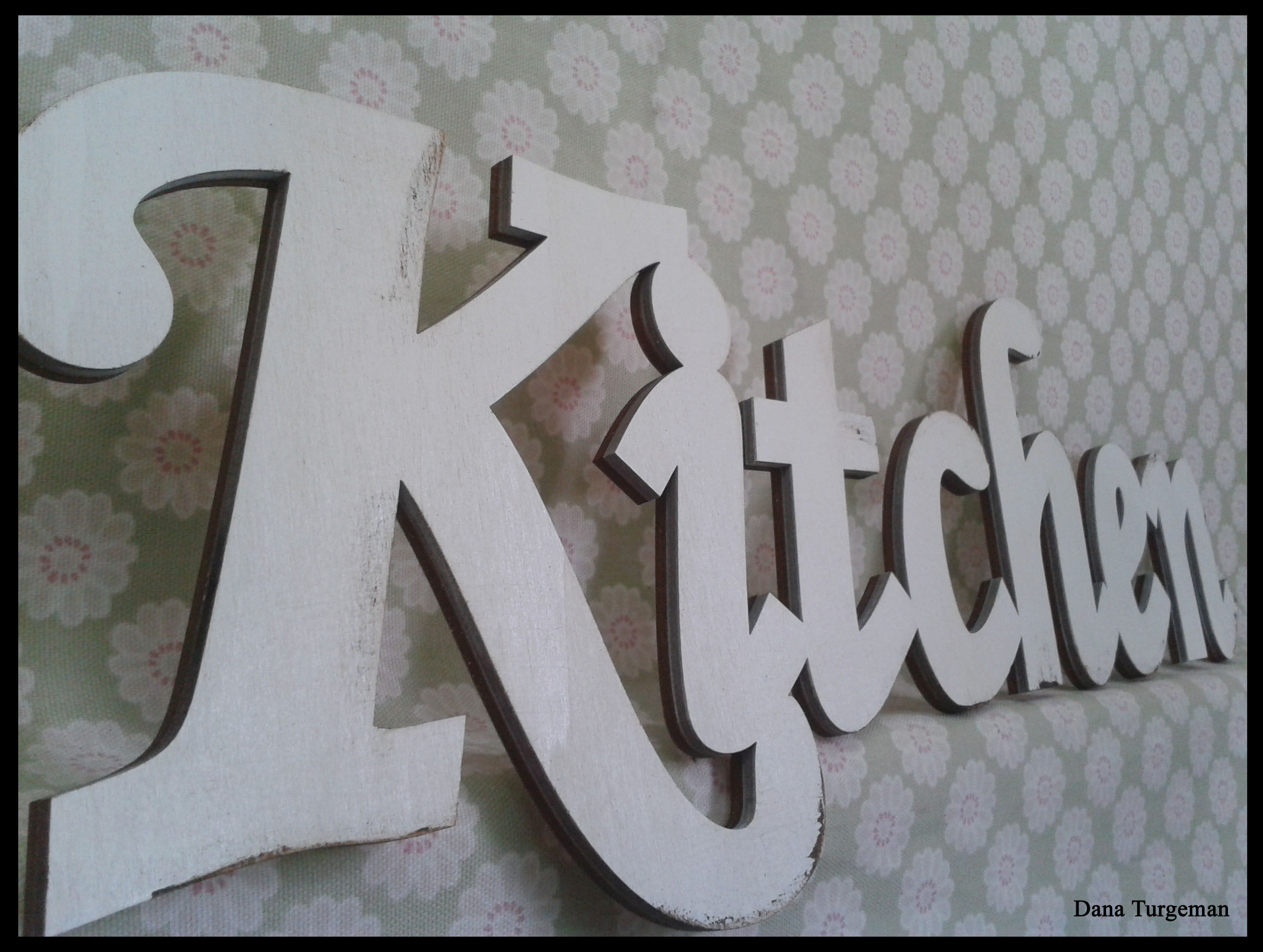 a Kitchen sign/   לבן מיושן kitchen שלט