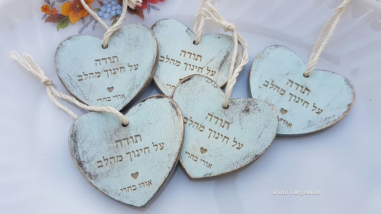 לב מעץ לתליה עם חריטה בהתאמה אישית, במראה מיושן