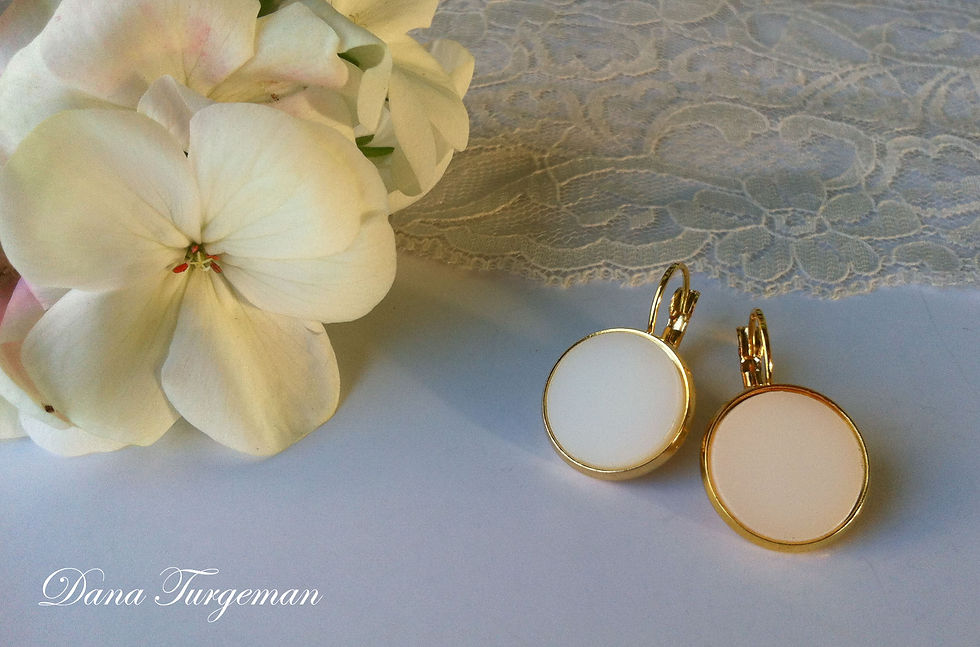 תמונה ממוזערת: עגילים עגולים בלבן / Round Plain White Earrings