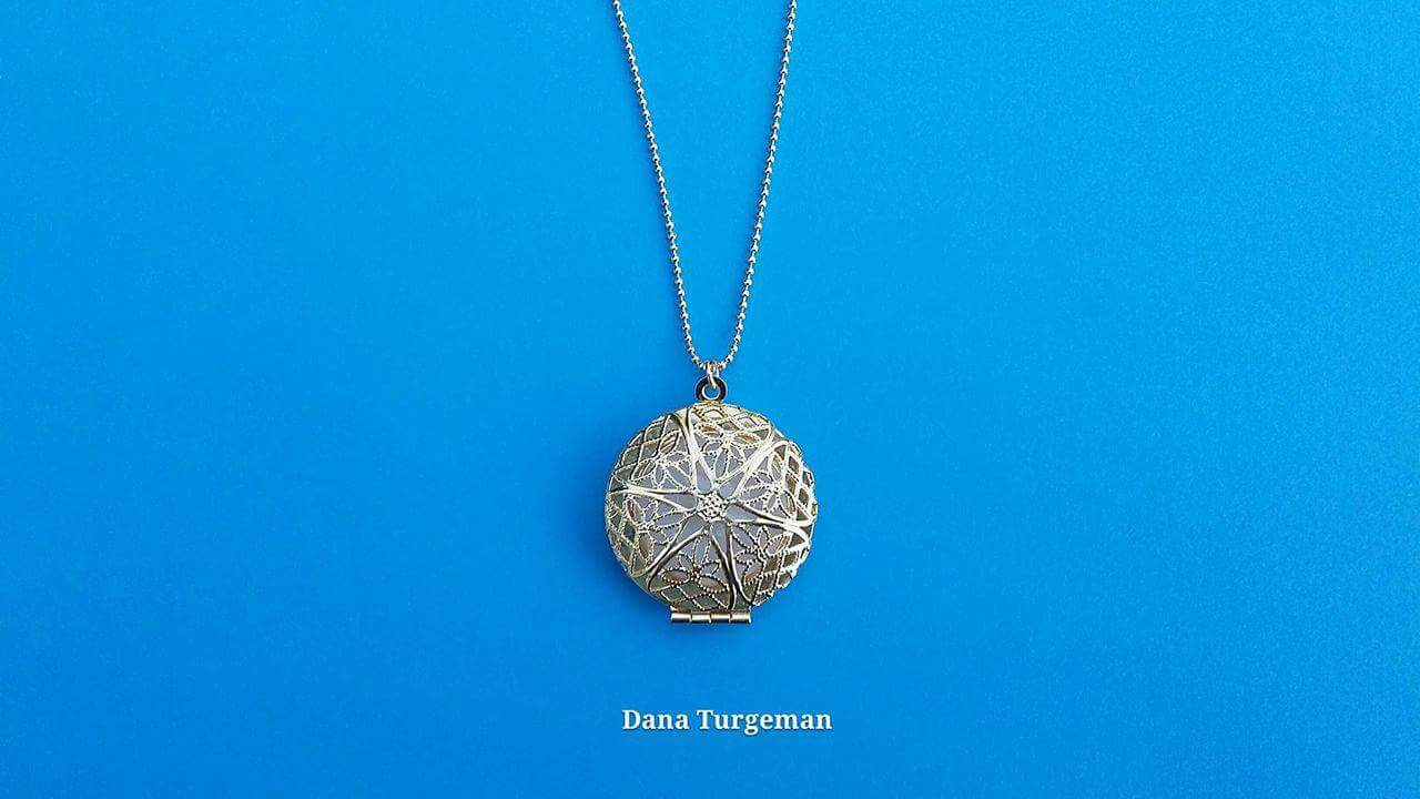 Our dear mother and grandmother, an exciting necklace with an engraved pendant for personal engraving