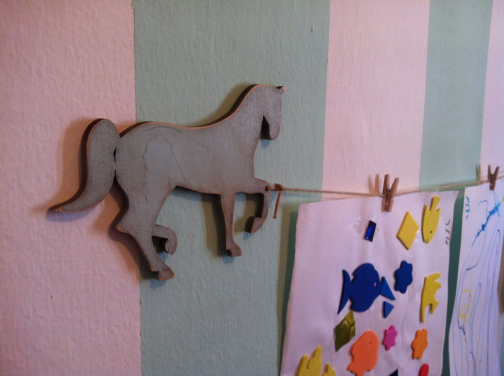 Thumbnail: Rack of paintings and works - the star of the week with pink horses